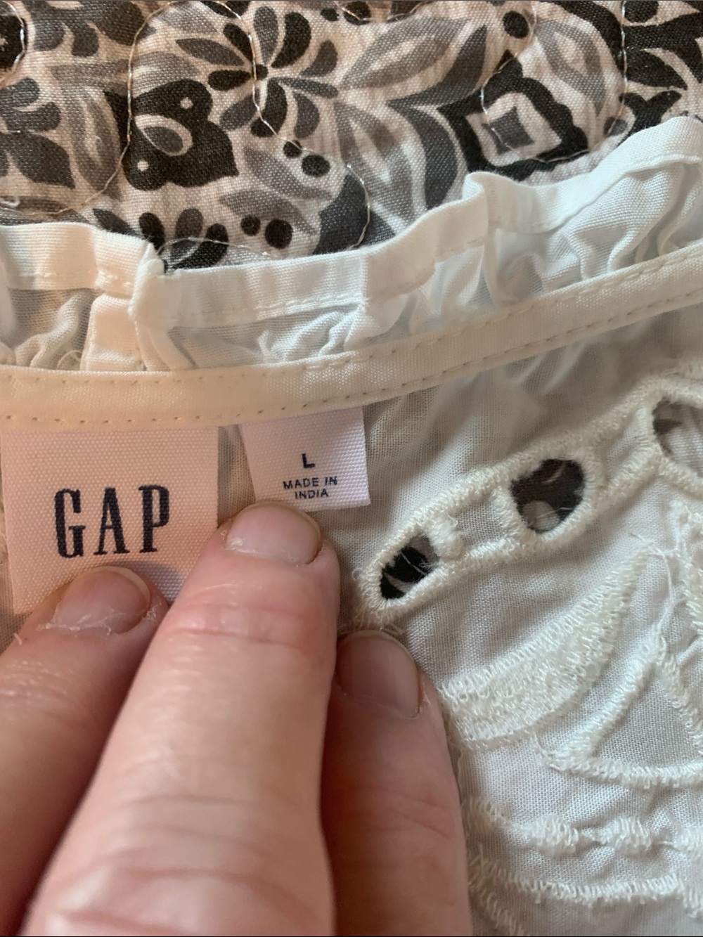 GAP White Eyelet V-Neck Ruffle Sleeve Blouse size -L - Picture 4 of 9